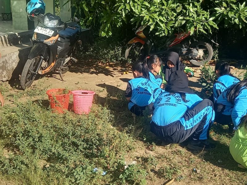 Mewujudkan Sekolah Bersih dengan Jumat Bersih