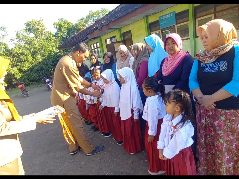 Menyambut Siswa Baru Kelas 1 SDN 2 Kertosari di Hari Pertama Masuk Sekolah